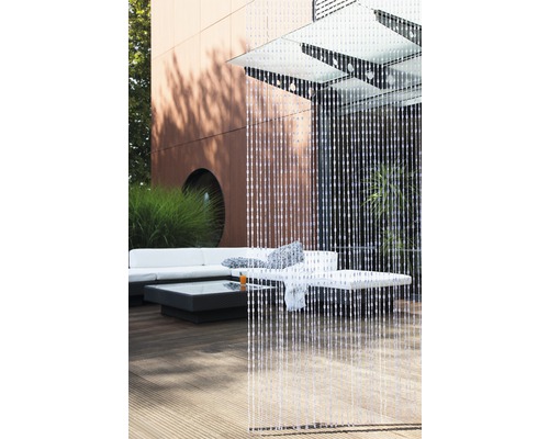 Rideau de porte décoratif en perles de plastique dans un coin salon extérieur