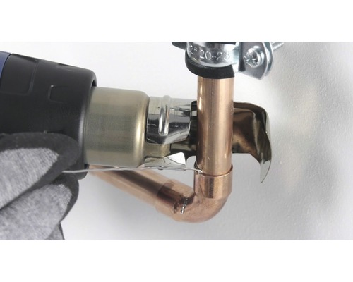 Soudure d''un raccord de tuyau en cuivre avec un brûleur