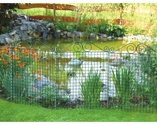 Bassin de jardin entouré d''une clôture métallique décorative verte