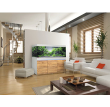 Wohnzimmer mit Aquarium auf Unterschrank, Sofa und Treppe