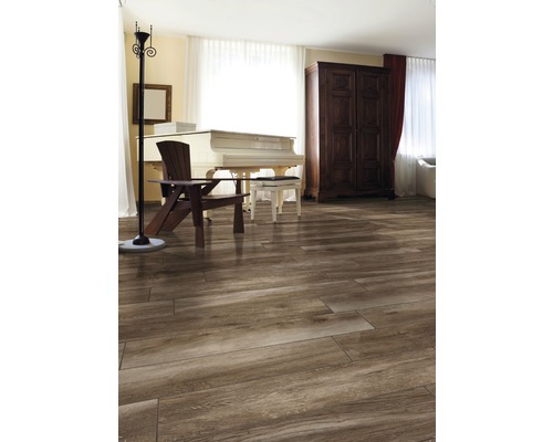 Pièce lumineuse avec parquet, piano, chaise, armoire et lampadaire