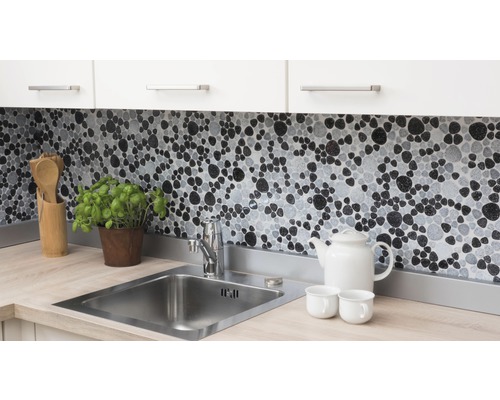 Scène de cuisine avec évier, robinet et carreaux de mosaïque