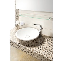 Modernes Badezimmer mit Aufsatzwaschbecken, Armatur, Mosaikfliesen und Glasregal.