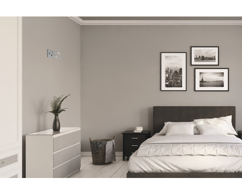 Modernes Schlafzimmer mit Bett, Kommode und einem an der Wand montierten Handtuchring