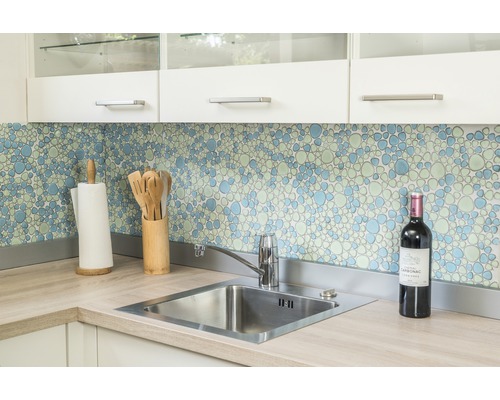 Évier de cuisine avec robinet, évier et plan de travail dans une cuisine claire