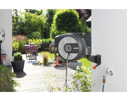Wand-Schlauchbox mit Gartenschlauch auf einer Terrasse