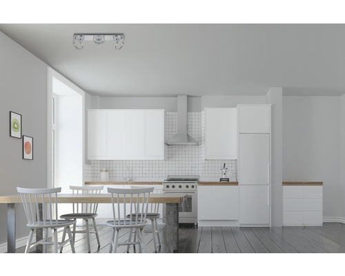 Cuisine lumineuse avec table à manger, chaises, kitchenette et plafonnier