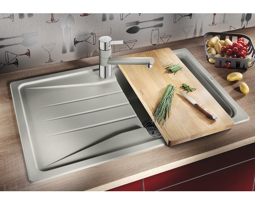 Évier de cuisine avec robinet et planche à découper en bois