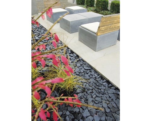 Espace de jardin avec sièges en béton et ardoise