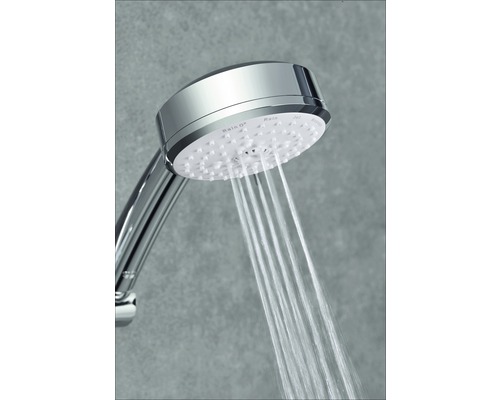 Douchette à main avec jet d''eau en fonctionnement