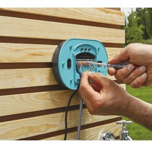 Installation d''un système de commande d''arrosage à l''extérieur avec un tournevis
