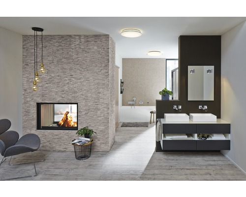 Modernes Badezimmer mit Kamin, Doppelwaschtisch und stilvoller Beleuchtung