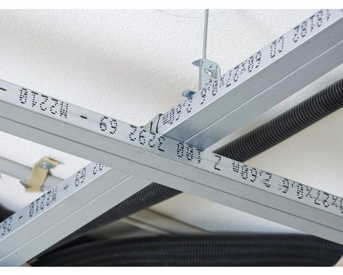 Montage au plafond avec profilés métalliques et suspension