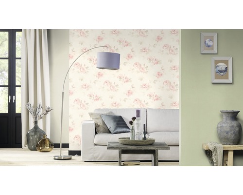 Wohnzimmer mit Sofa, Stehlampe und Tapete mit Blumenmuster