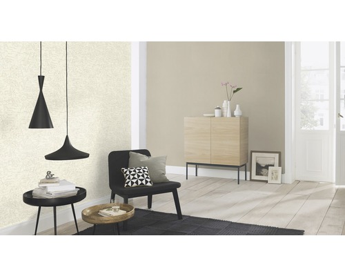 Wohnzimmer mit Tapete, Lampe, Sessel und Kommode