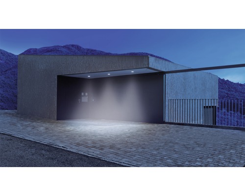 Allée éclairée avec architecture moderne et paysage de montagne en arrière-plan