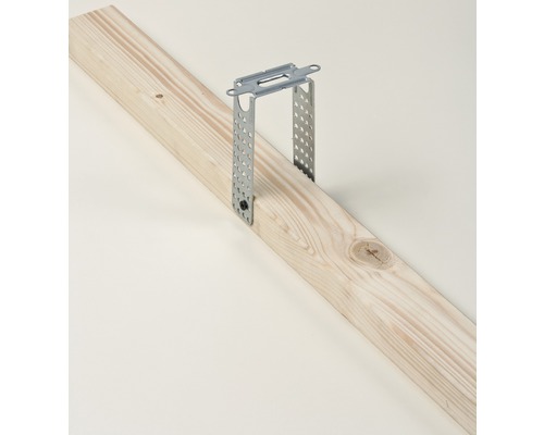 Sparrenanker aus Metall an einem Holzbrett befestigt