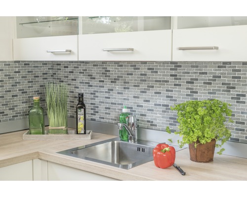 Küchenspüle mit Armatur, Mosaikfliesen, Küchenutensilien und Dekoration