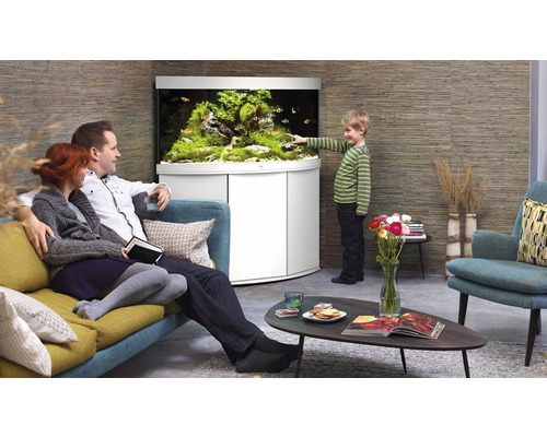 Salon avec aquarium, famille assise sur le canapé