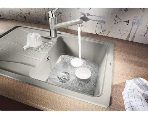 Spüle mit Abtropffläche, Wasserhahn und Geschirr