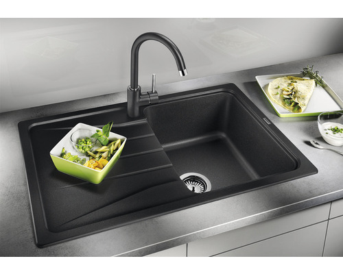 Spüle aus Granit mit Abtropffläche und Armatur