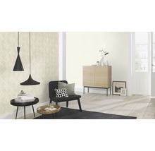 Salon lumineux avec papier peint à motifs, parquet et meubles