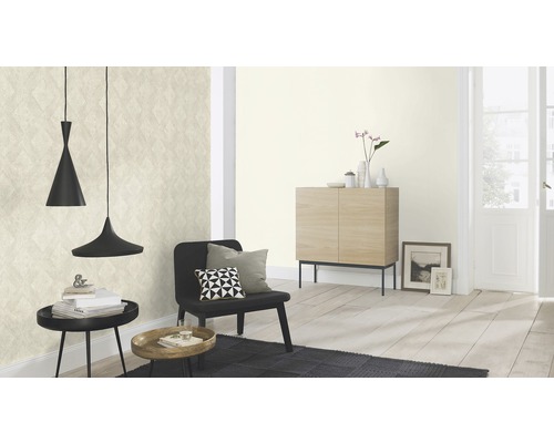Salon lumineux avec papier peint à motifs, parquet et meubles
