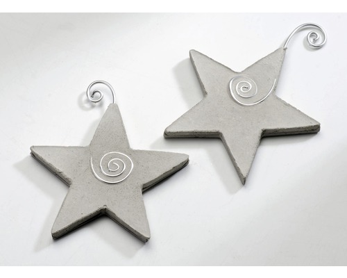 Zwei graue Sterne aus Beton mit Spiralen aus Metall als Dekoration
