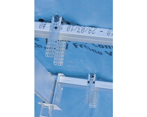 Construction de toit avec matériau isolant et éléments de fixation