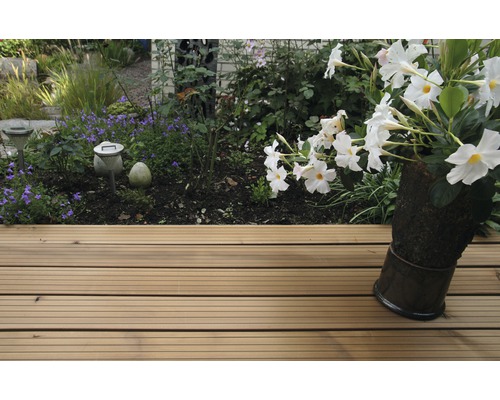 Jardin avec terrasse en bois, fleurs et éclairage solaire