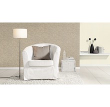 Salon avec fauteuil, lampadaire et papier peint à motifs