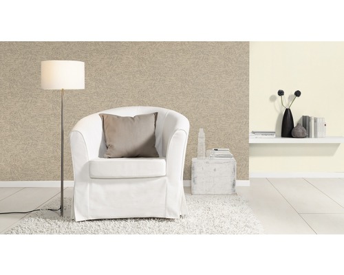 Salon avec fauteuil, lampadaire et papier peint à motifs
