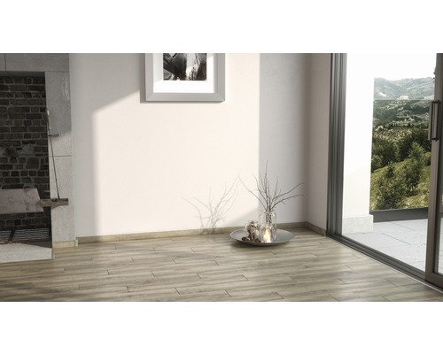 Séjour avec parquet en bois, cheminée et vue sur la verdure