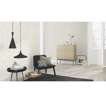 Salon avec papier peint, chaise, table d''appoint et suspensions