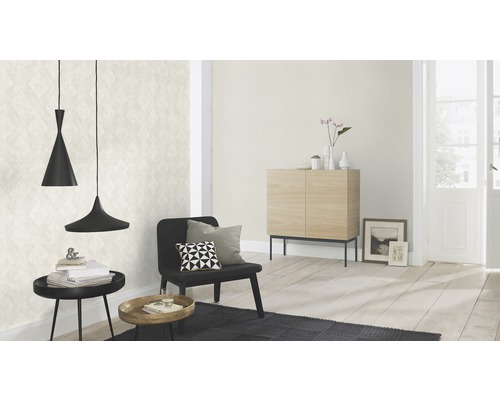 Wohnzimmer mit Tapete, Stuhl, Beistelltisch und Pendelleuchten