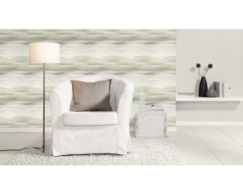 Wohnzimmer mit gemusterter Tapete, Sessel, Stehlampe und Dekoration