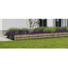 Holzzaun als Beeteinfassung im Garten