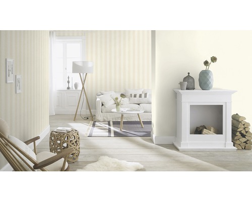 Helles Wohnzimmer mit gestreifter Tapete, Kamin und Holzmöbeln.