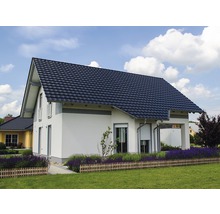 Einfamilienhaus mit Dachziegeln, Garten und Holzzaun