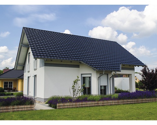 Einfamilienhaus mit Dachziegeln, Garten und Holzzaun