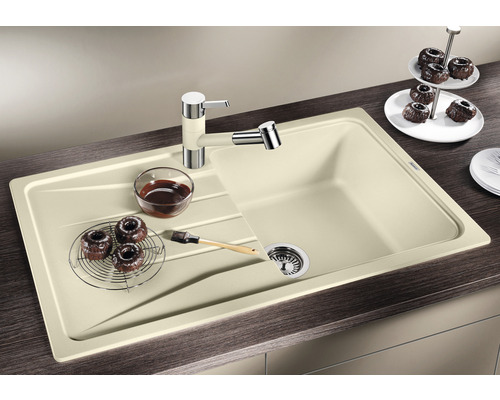 Spüle mit Abtropffläche, Armatur und Speisen