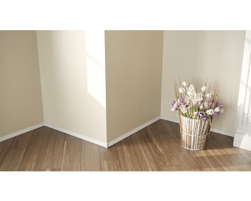 Pièce avec plancher en bois, murs blancs et arrangement floral dans un panier