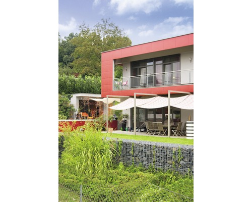 Modernes Haus mit Terrasse, Gartenmöbeln, Gabionenwand und Sonnensegeln