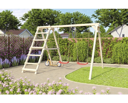 Portique en bois avec échelle et trottinette dans le jardin.