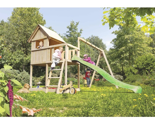 Aire de jeux pour enfants avec cabane, toboggan, balançoire et bac à sable dans le jardin