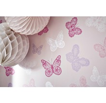 Zimmer mit Tapete mit Schmetterlingsmotiv und Papierdekoration