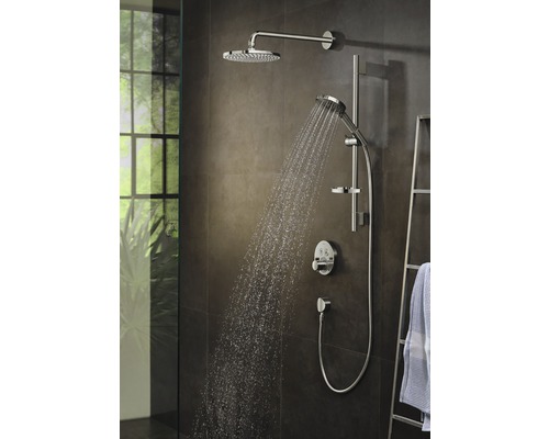 Duschsystem mit Kopfbrause und Handbrause im Badezimmer.