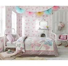 Kinderzimmer mit Bett, Nachttisch und dekorativen Elementen