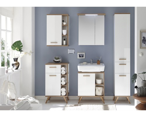 Badezimmer mit Waschtisch, Spiegelschrank und Hochschrank in hellem Holzdekor und Weiss