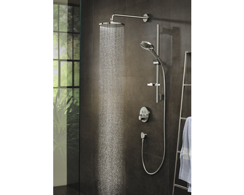 Duschsystem mit Kopfbrause, Handbrause und Brausearmatur im Badezimmer.